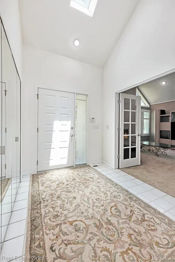 West Bloomfield, MI 48323,5299 Pond Bluff DR