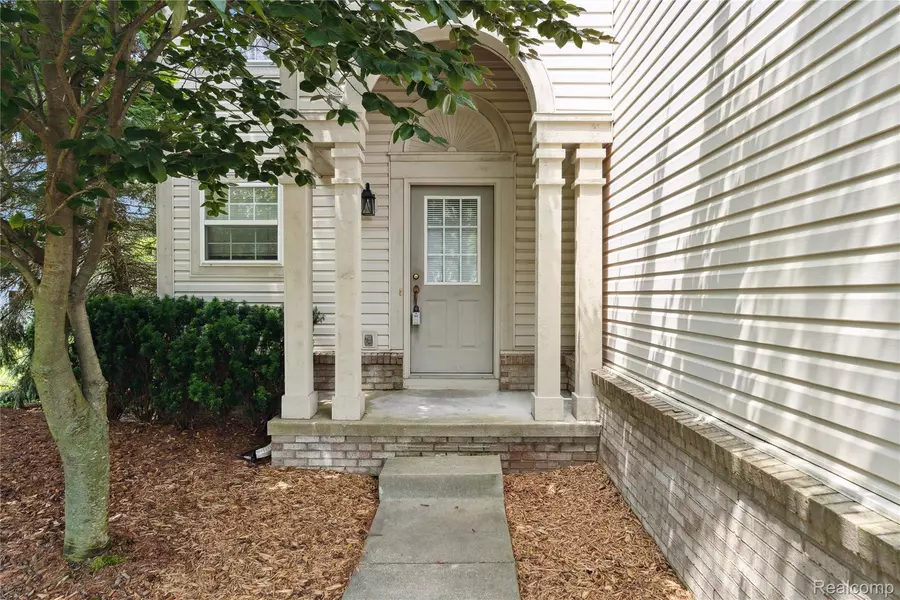 10074 Pond View TRL, Holly, MI 48442