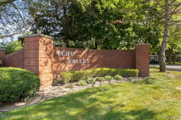 Farmington Hills, MI 48334,27671 W Echo VLY