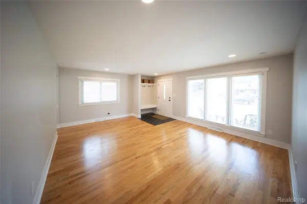 Royal Oak, MI 48073,3208 Clawson AVE