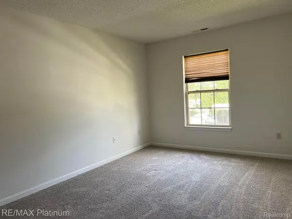 Grand Blanc, MI 48439,12201 PINEHURST LN