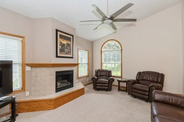 315 Nightingale Dr, IA 52340