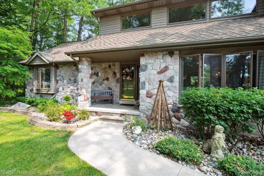 420 OAK GROVE DR, Chesaning, MI 48616