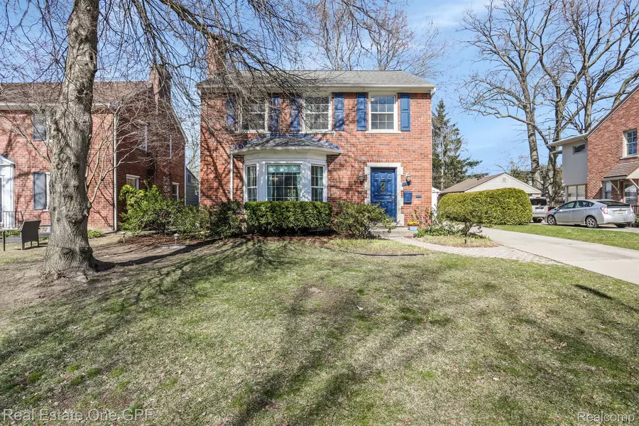 260 HAMILTON, Grosse Pointe Farms, MI 48236