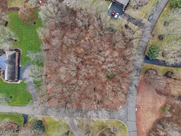 Highland, MI 48356,2423 Canterwood