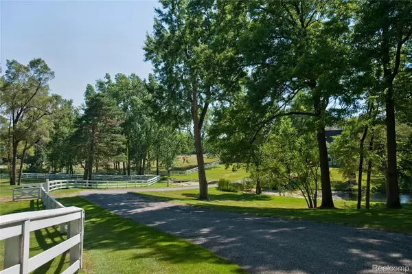 Bloomfield Hills, MI 48302,2670 Turtle Lake DR