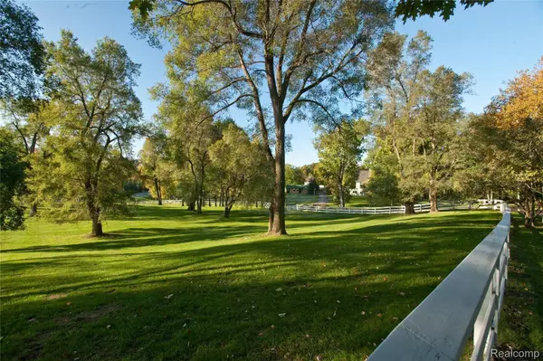 Bloomfield Hills, MI 48302,2670 Turtle Lake DR