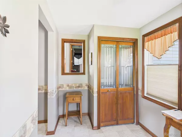 Columbiaville, MI 48421,480 PENINSULA DR