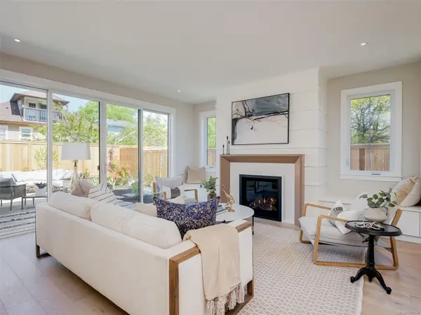 Oak Bay, BC V8R 5V1,2084 Hampshire Lane