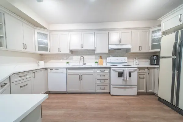 Niagara Falls, ON L2H 2Y7,8111 Forest Glen DR #203