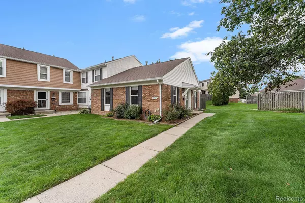 37675 CHARTER OAKS BLVD, Clinton Township, MI 48036