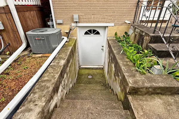 Toronto W02, ON M6S 2M7,19 Morland RD