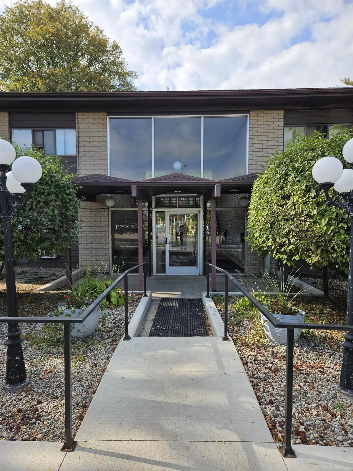 Waterford, MI 48328,995 N Cass Lake RD