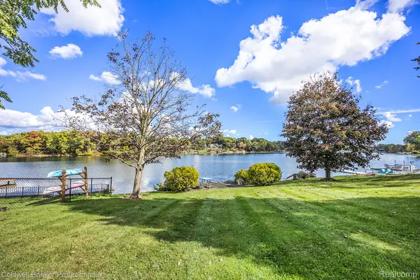 9866 Dixie HWY, Springfield Charter Township, MI 48348