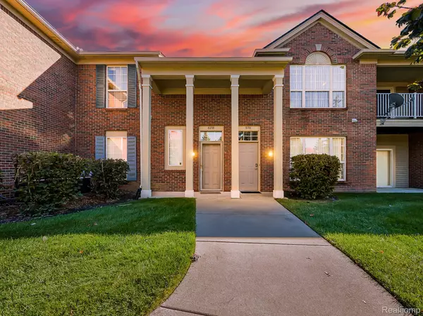 8208 Chesapeake CIR #95, Commerce Twp, MI 48390