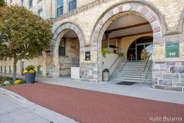 Grand Rapids, MI 49503,940 Monroe AVE NW #418