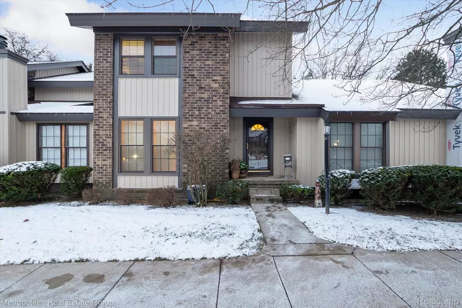 25089 OAKBROOKE DR, Southfield, MI 48033