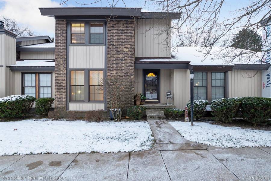 25089 OAKBROOKE DR, Southfield, MI 48033