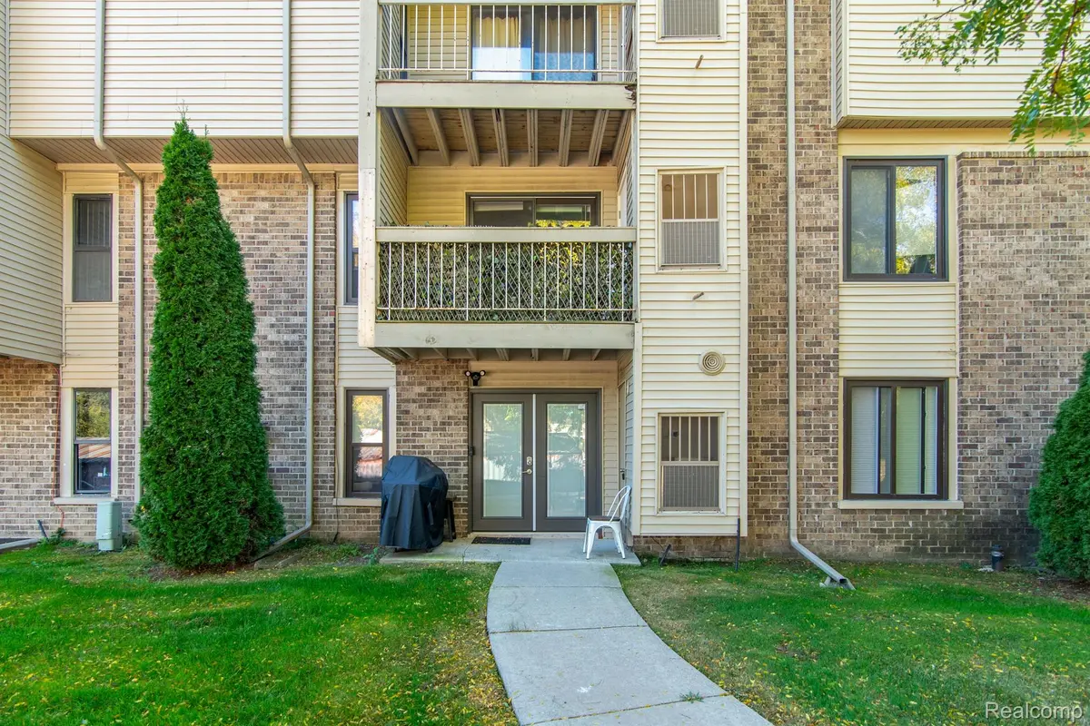 Farmington Hills, MI 48334,30445 W 14 MILE RD #52