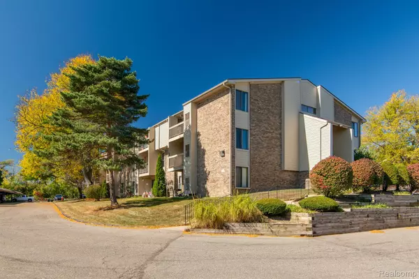 Farmington Hills, MI 48334,30445 W 14 MILE RD #52