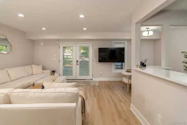 Farmington Hills, MI 48334,30445 W 14 MILE RD #52