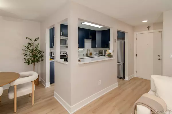 Farmington Hills, MI 48334,30445 W 14 MILE RD #52