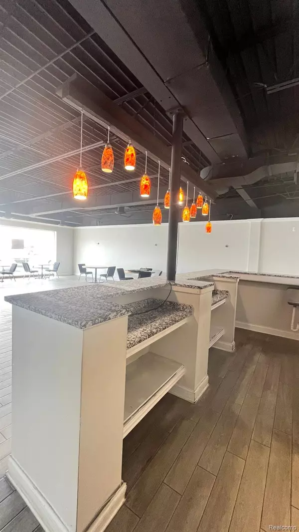 Farmington Hills, MI 48334,29402 ORCHARD LAKE RD