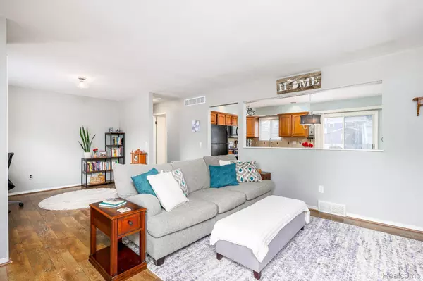 Farmington Hills, MI 48335,33613 LONGWOOD DR