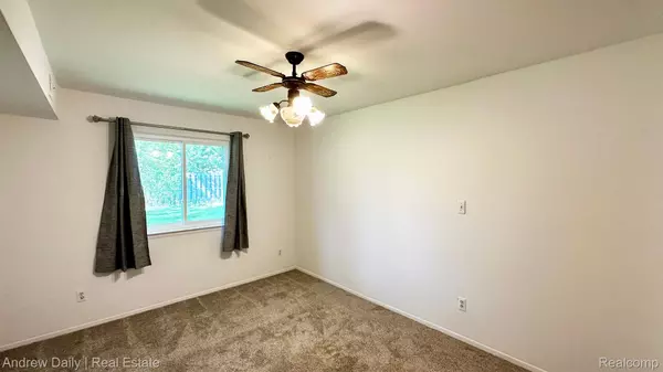 Plymouth, MI 48170,42584 PLYMOUTH HOLLOW DR