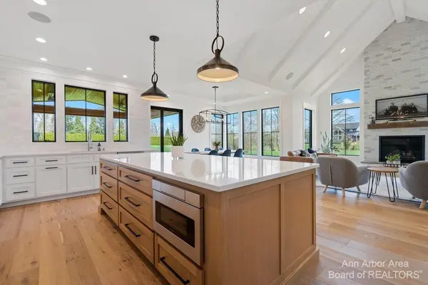 Saline, MI 48176,9187 Charter Oak LN