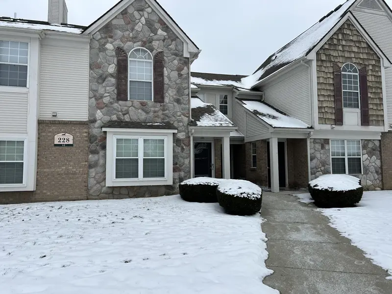 228 Brookwood DR #8, South Lyon, MI 48178