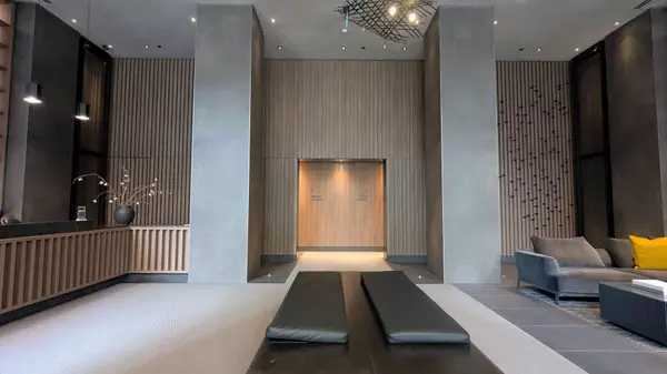 Toronto C08, ON M4Y 1S9,55 Charles ST E #1706