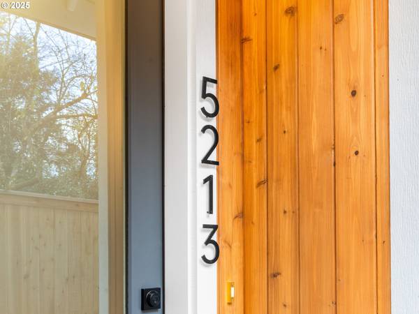 5213 SW Vacuna ST, Portland, OR 97219