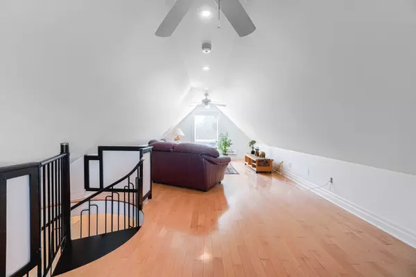 Toronto W02, ON M6P 1V1,117 St Johns RD #Upper