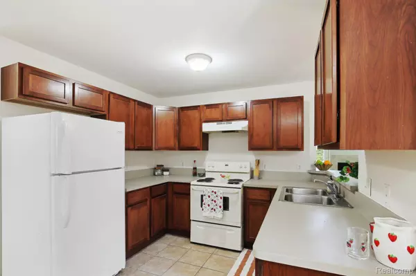 Southfield, MI 48034,28986 CHRISTOPHER LN