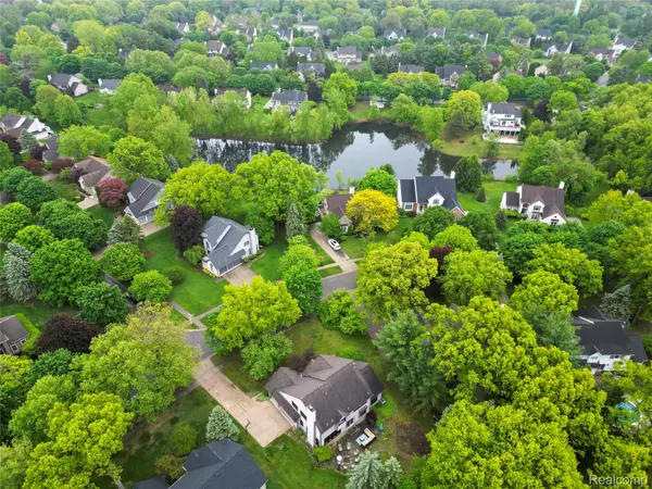 West Bloomfield, MI 48324,2640 Water Oaks DR