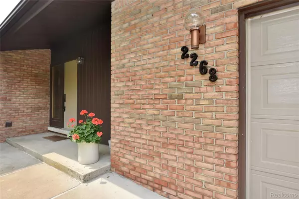 Bloomfield Hills, MI 48302,2268 Devonshire RD