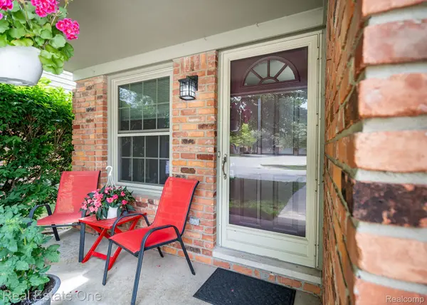 Clawson, MI 48017,438 Oakgrove CT