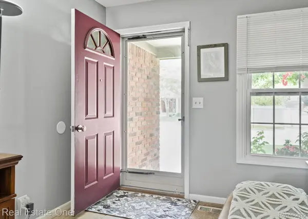 Clawson, MI 48017,438 Oakgrove CT