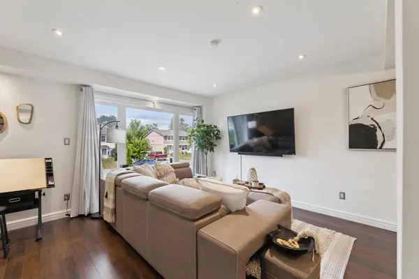 Oshawa, ON L1H 8A4,923 Southridge ST