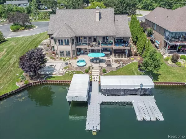 Fenton, MI 48430,11473 Bay Shore DR