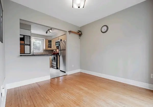 Oakville, ON L6H 2A9,1081 Pearson DR