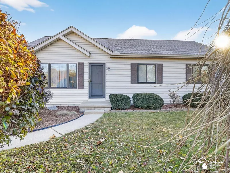 7010 Douglas RD, Lambertville, MI 48144