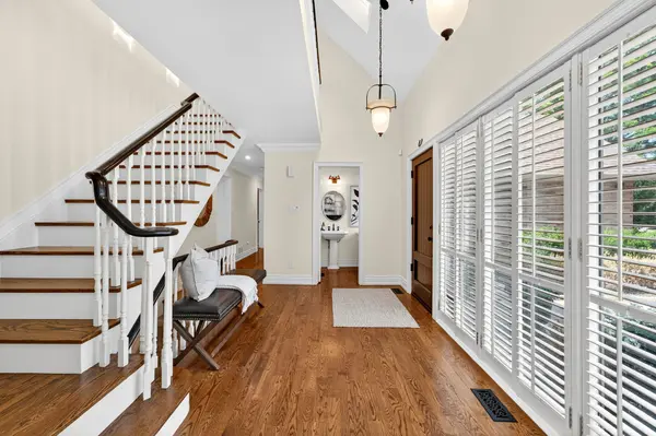 King, ON L7B 1C1,2 Aukland LN