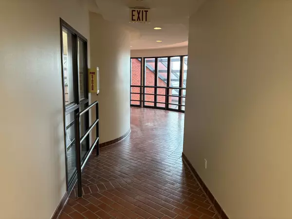 Oakville, ON L6L 2X4,1060 Speers RD #208