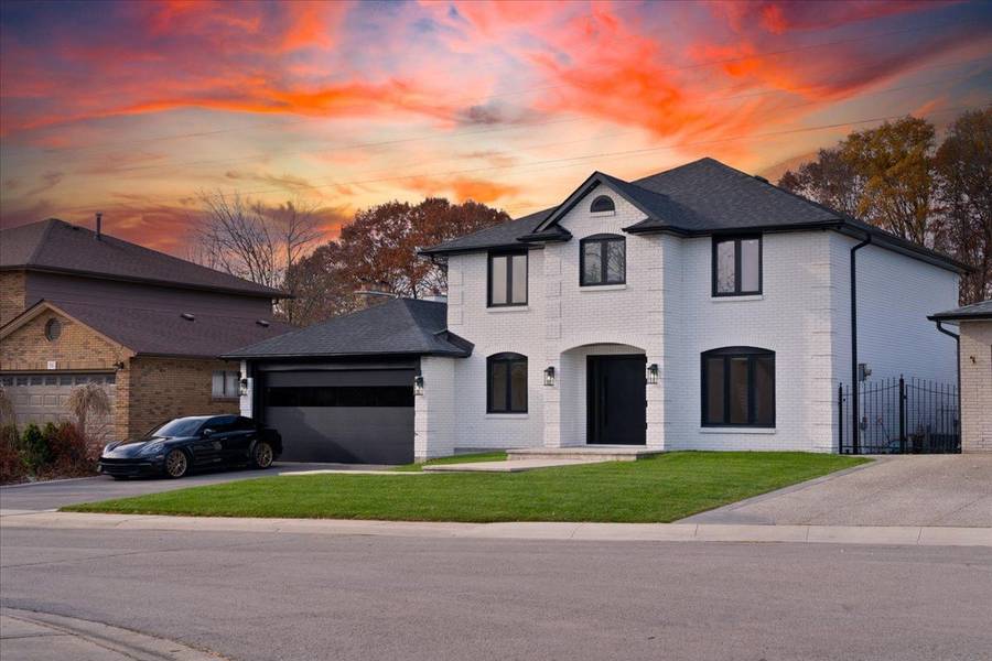 32 Elena CT, Hamilton, ON L9C 7P7