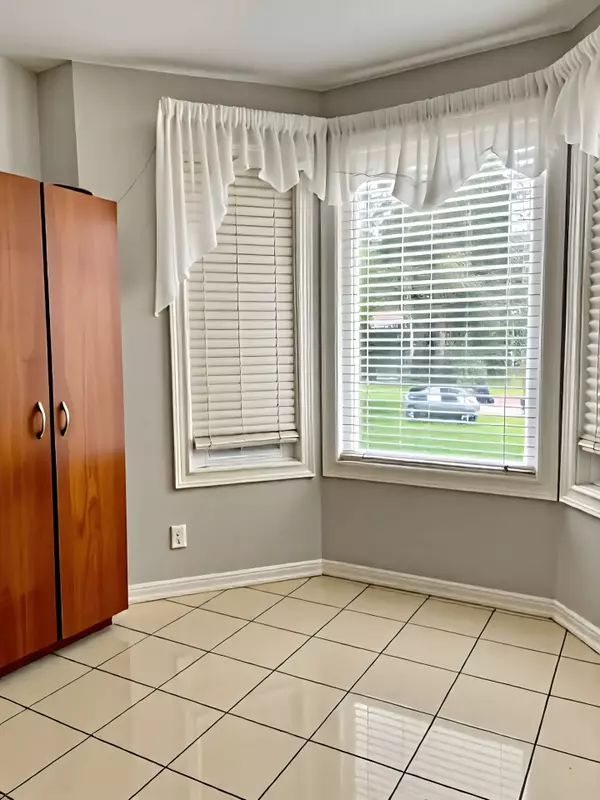 Toronto E10, ON M1C 3Z6,6 Scarbell DR