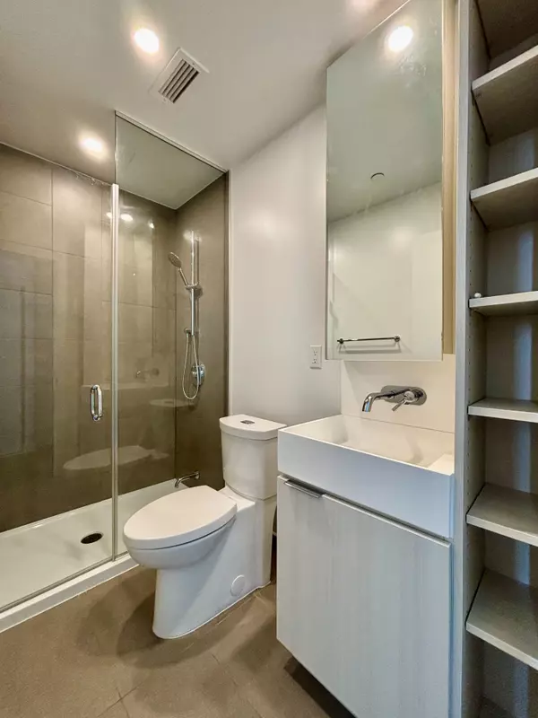 Burlington, ON L7R 0G9,370 Martha ST #402