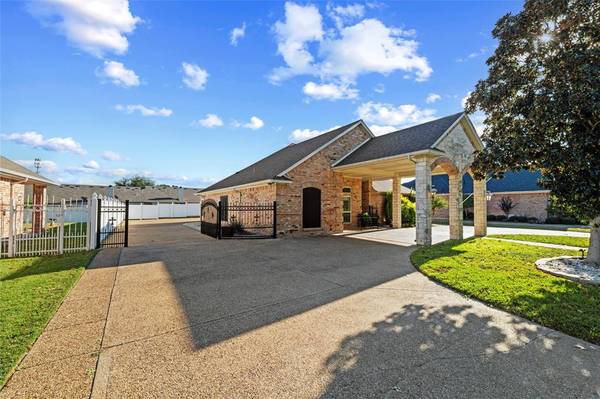 816 Amherst Drive,  Waxahachie,  TX 75165