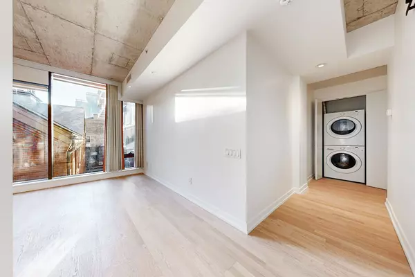 Toronto C01, ON M5V 1M3,560 King ST W #417